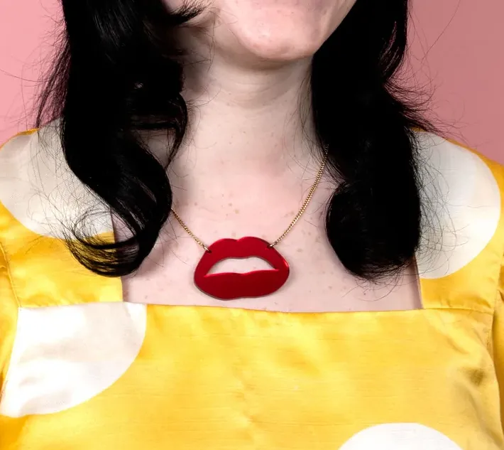 Tatty Devine – Lipstick Kiss Necklace in Mirror Red